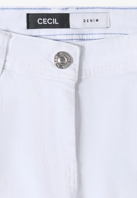 Nahaufnahme einer weißen Denim-Hose mit Metallknopf und Markenlabel 'Cecil Denim'.