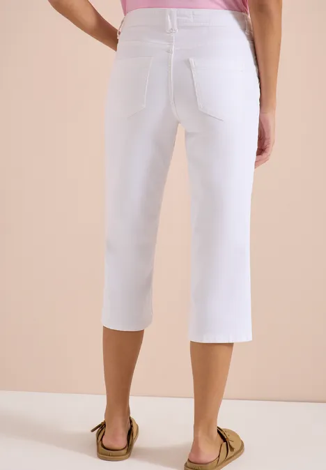 Wide Leg 3/4 Jeans im Loose Fit White Frau von hinten in weißer Caprihose und Sandalen