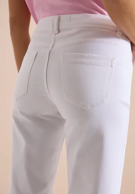 Wide Leg 3/4 Jeans im Loose Fit White Nahaufnahme eines Gesäßes in weißen Jeans und rosa Oberteil.