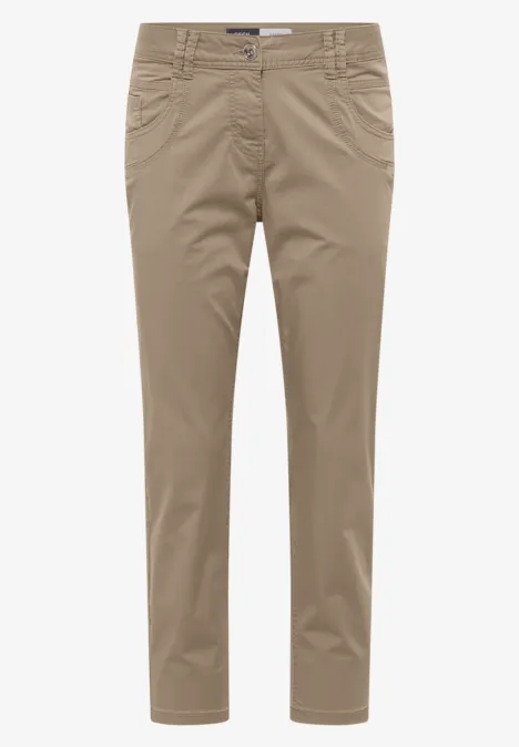 Beige chino broek met rechte pasvorm, ceintuurlussen, steekzakken en smalle pijpen.