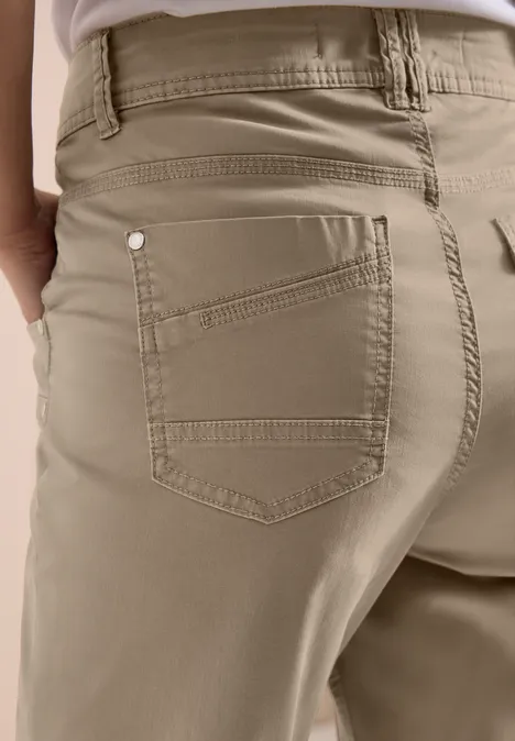 Achteraanzicht van een persoon in beige broek, close-up van de achterzak.