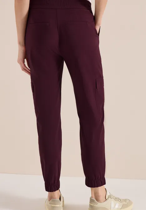 Mid Waist Slim Leg Hose im Cargo-Look grape red