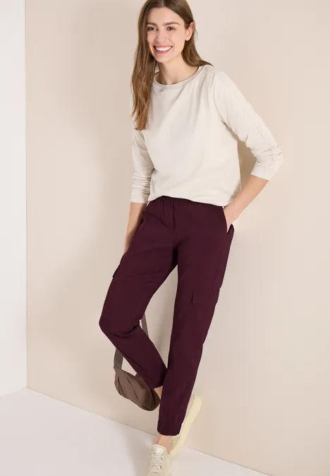 Mid Waist Slim Leg Hose im Cargo-Look grape red