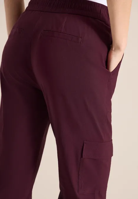 Mid Waist Slim Leg Hose im Cargo-Look grape red