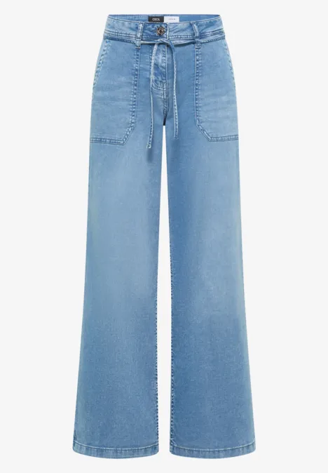 Helle, weite Jeans mit hohem Bund, Kordelzug und großen aufgesetzten Taschen.