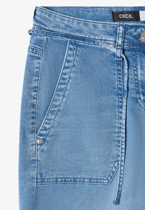 Heller Jeansstoff mit elastischem Bund, Tunnelzug und seitlicher Tasche.