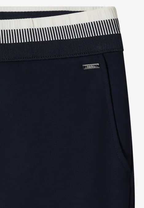 Donkerblauwe sportbroek met gestreepte taille, zijzak en klein metalen logo