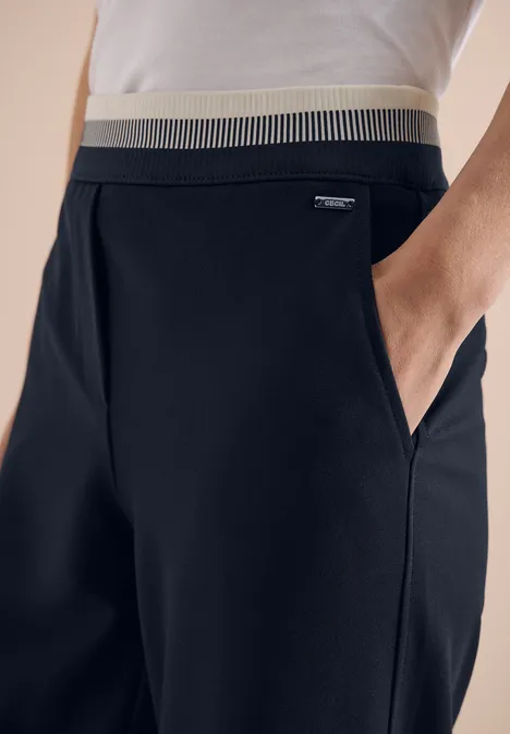 Zwarte sportbroek met elastische taille en steekzakken, strak en comfortabel.