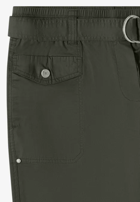 Olivegrüne Cargo-Shorts mit Gürtelschlaufen, aufgesetzter Seitentasche und Metallring