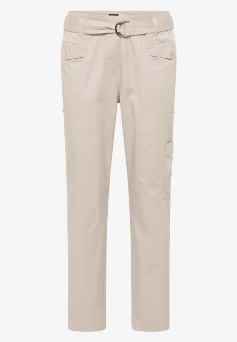 Beige Freizeit-Hose mit geradem Schnitt, seitlichen Taschen und modischem Gürteldetail.