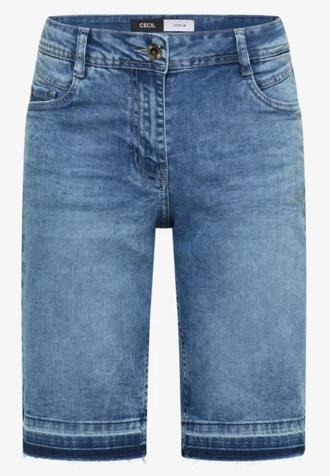 Bermuda en jean bleu avec 5 poches, longueur genou, fermeture boutonnée et passants de ceinture.