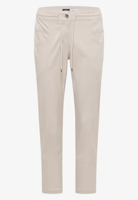 Helle beige Chinohose mit Bundfalte und Gummizug, legere Passform.