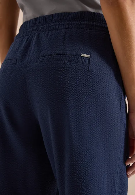 Donkerblauwe fleece-joggingbroek met elastische tailleband en klein achterzakje.