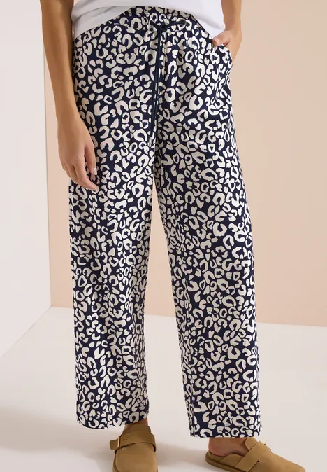 Weite, blau-weiß gemusterte Hose mit lockerem Schnitt