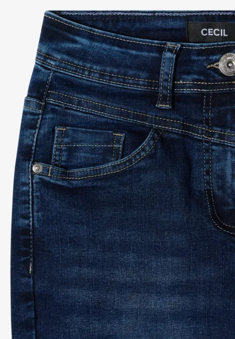 Nahaufnahme einer dunkelblauen Jeanshose mit Tasche, Bund und sichtbarem Label 'CECIL'.