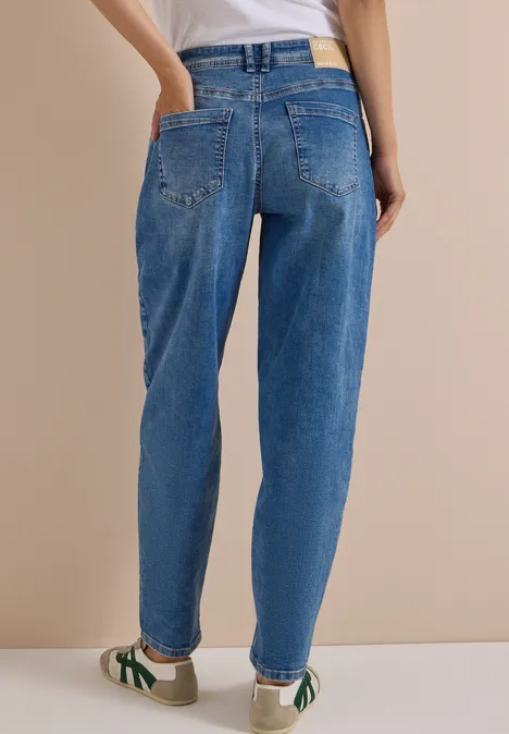 High Waist Barrel Leg Jeans im Loose Fit light blue used wash Person von hinten in blauen Jeans und Turnschuhen vor neutralem Hintergrund.