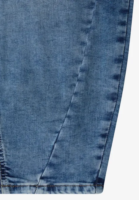 High Waist Barrel Leg Jeans im Loose Fit light blue used wash Detailaufnahme eines blauen Jeansbein-Endes mit sichtbarer Naht und Saum.
