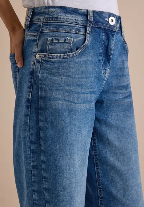 High Waist Barrel Leg Jeans im Loose Fit light blue used wash Blauer Denim-Jeans mit Hüfttaschen und dezenter Used-Optik, gezeigt von der Taille bis zu den Oberschenkeln.