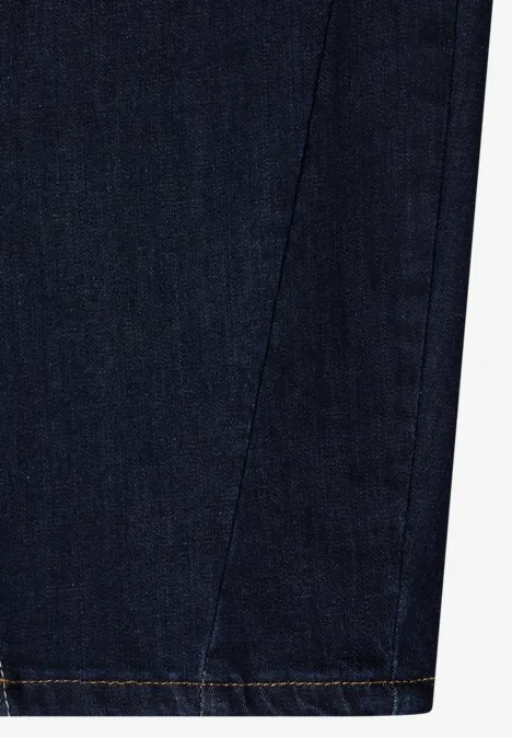 High Waist Barrel Leg Jeans im Loose Fit rinsed wash Nahaufnahme des Saums eines dunkelblauen Jeansbeins mit sichtbarer Naht.