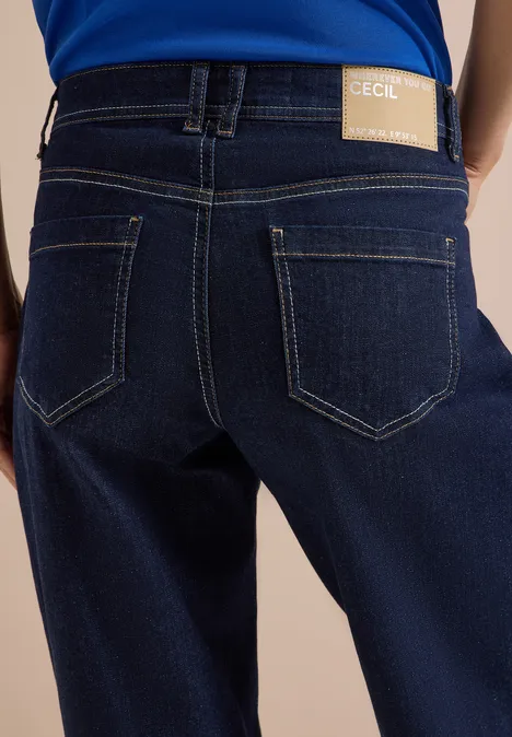 High Waist Barrel Leg Jeans im Loose Fit rinsed wash Rückansicht einer Person in dunklen Jeans mit sichtbarem Markenlabel am Bund