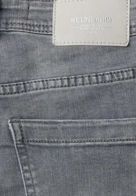 High Waist Wide Leg Jeans im Loose Fit light grey wash Nahaufnahme einer grauen Jeans mit Lederetikett 'WE LOVE DENIM' über der Tasche.