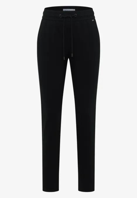 Schwarze, schmale Jogginghose mit elastischem Bund und Kordelzug.