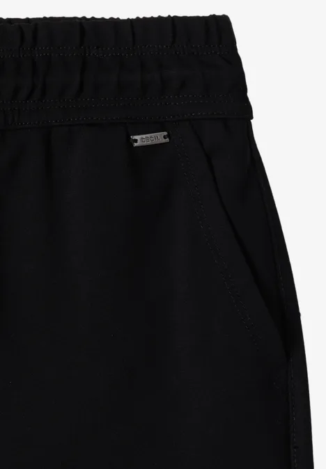Schwarze, elastische Jogginghose mit hohem Bund, seitlicher Eingrifftasche und kleinem Metall-Label.