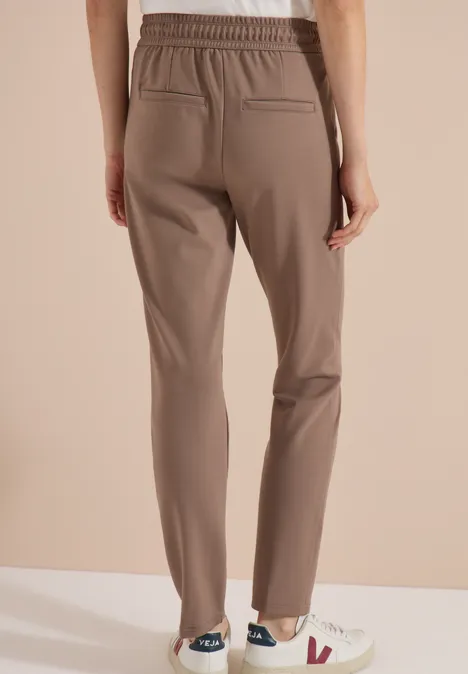 Slim-fit Stoffhose in Taupe mit elastischem Bund und angedeuteten Rückentaschen
