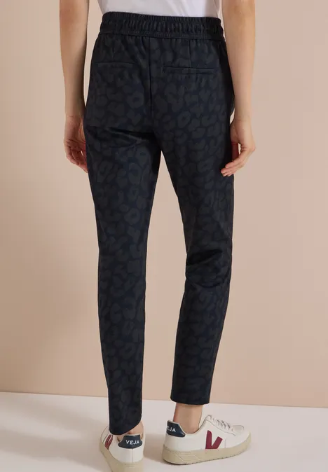 Schmale schwarze Hose mit dezentem Tierprint.