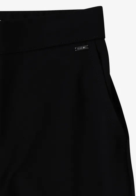 Pantalon noir décontracté avec taille élastique et poche latérale.
