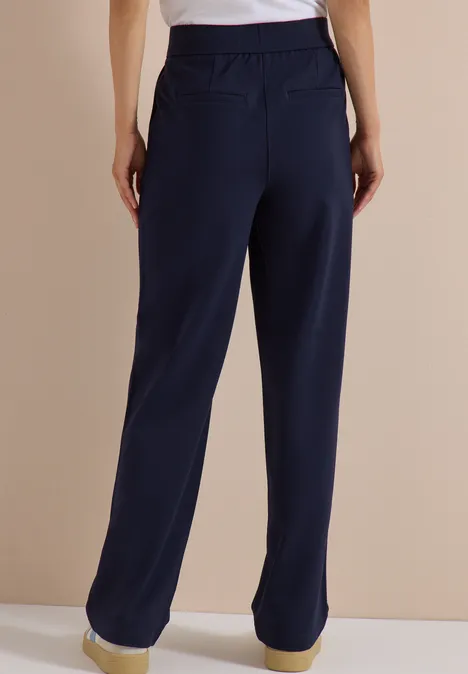 Pantalon femme bleu marine à coupe droite, taille élastique et poches plaquées au dos.