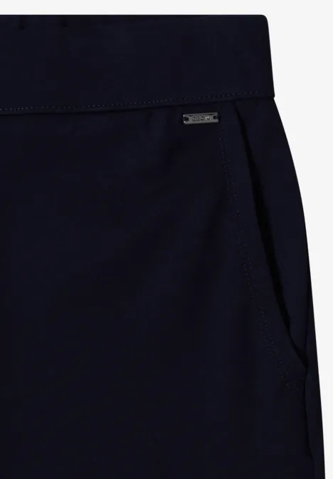 Gros plan d'un pantalon bleu marine avec poche latérale et ceinture fine.