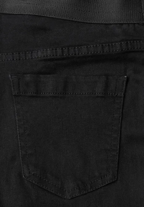 Jean en denim noir avec une poche arrière apparente.