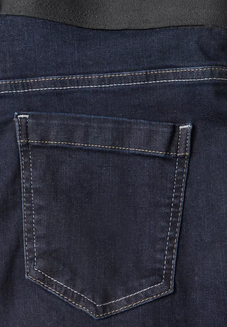 Detailaufnahme einer dunkelblauen Jeans mit hochwertiger Gesäßtasche.