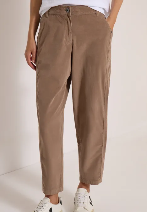 Lockere, braune Hose mit hohem Bund, seitlichen Taschen und schmal zulaufenden Beinen.