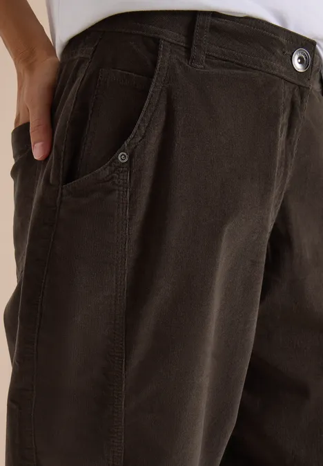 Dunkelbraune Cordhose mit lockerer Passform, seitlicher Tasche und Knopfverschluss.