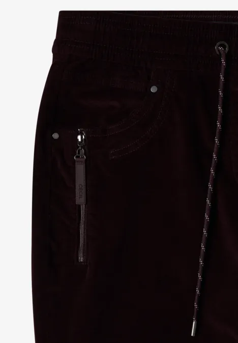 Mid Waist Slim Leg Hose im Casual Fit berry red Schwarze Jogginghose mit elastischem Bund, Tunnelzug und Reißverschlusstasche vorne.