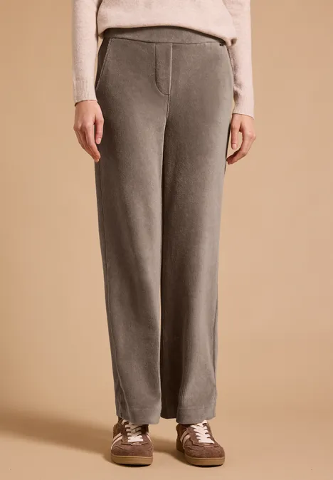 Spodnie z wysokim stanem i prostymi nogawkami w kroju Loose Fit earthy taupe Szare, proste spodnie dresowe z elastycznym pasem i bocznymi kieszeniami, zestawione z pasującymi sneakersami.