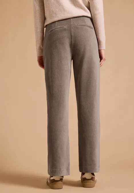 Spodnie z wysokim stanem i prostymi nogawkami w kroju Loose Fit earthy taupe Widok z tyłu osoby w szarych, szerokich spodniach i beżowych butach na neutralnym tle.