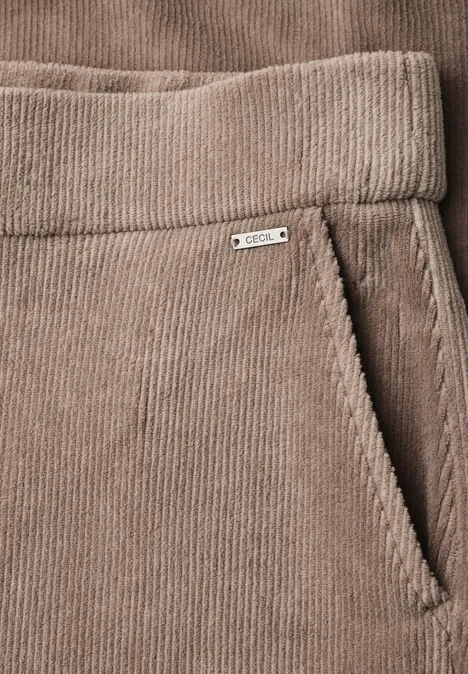 Spodnie z wysokim stanem i prostymi nogawkami w kroju Loose Fit earthy taupe Beżowe sztruksowe spodnie z elastycznym pasem i kieszenią boczną, ozdobione małą metalową etykietą.