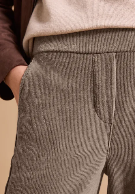 Spodnie z wysokim stanem i prostymi nogawkami w kroju Loose Fit earthy taupe Beżowe spodnie sztruksowe z detalem szwu i boczną kieszenią