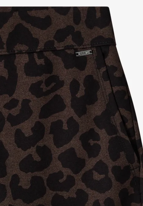 Braune Hose mit schwarzem Leopardenmuster und seitlicher Tasche, eleganter Animal-Print-Stoff.