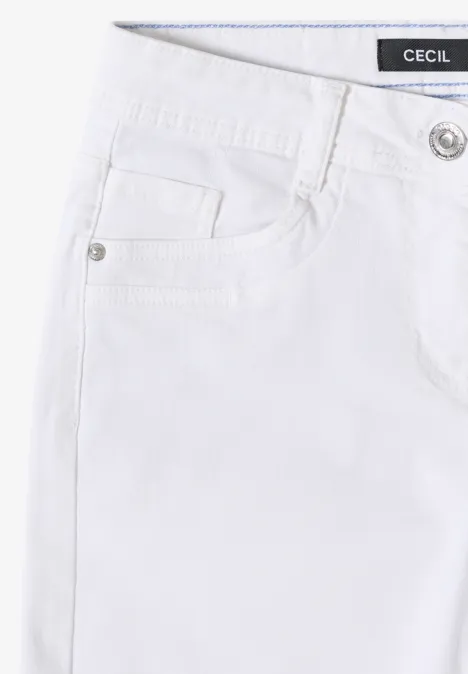 Gros plan d’un jean blanc avec poche avant, petite poche et bouton argenté.