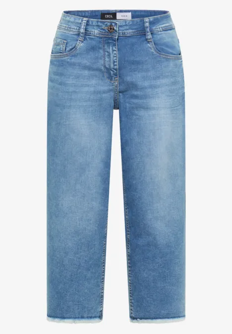 Een lichtblauwe rechte jeans met vijf zakken en korte pijpen voor een casual look.