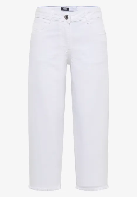 Weiße Jeanshose, gerade geschnitten, knöchellang.
