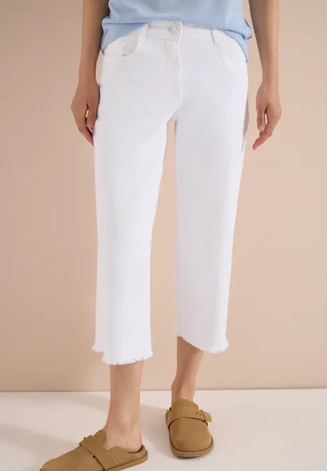 Weiße Jeans mit Fransen-Saum, knöchelkurz und gerade geschnitten.
