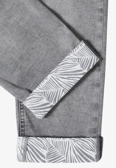 Grijze spijkerbroek met omgeslagen boord en wit bladprint aan de binnenkant.
