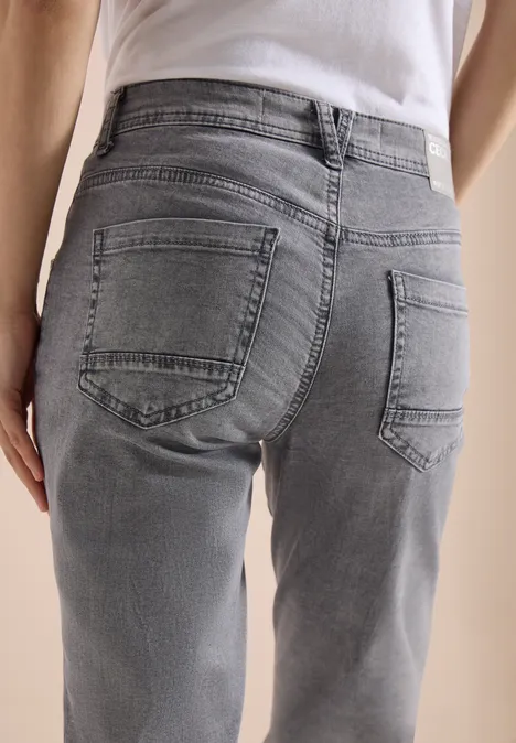 Achteraanzicht van een persoon in grijze jeans en wit T-shirt