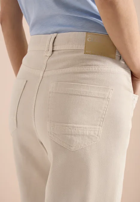Vue arrière d’un pantalon beige avec poches visibles.