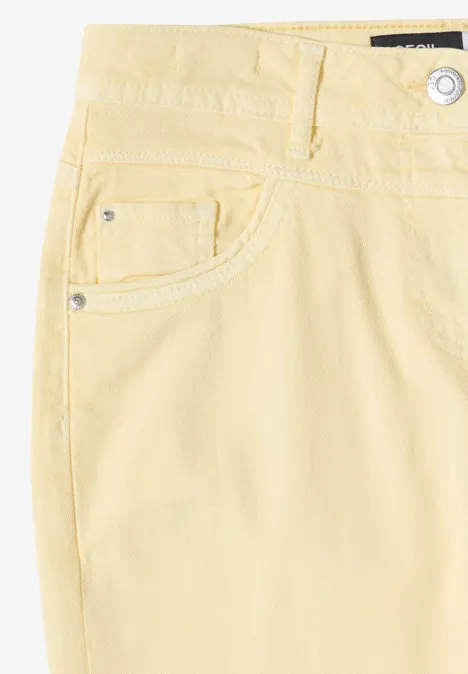 Helle gelbe Hose mit Gürtelschlaufen, Taschen und Knopf.